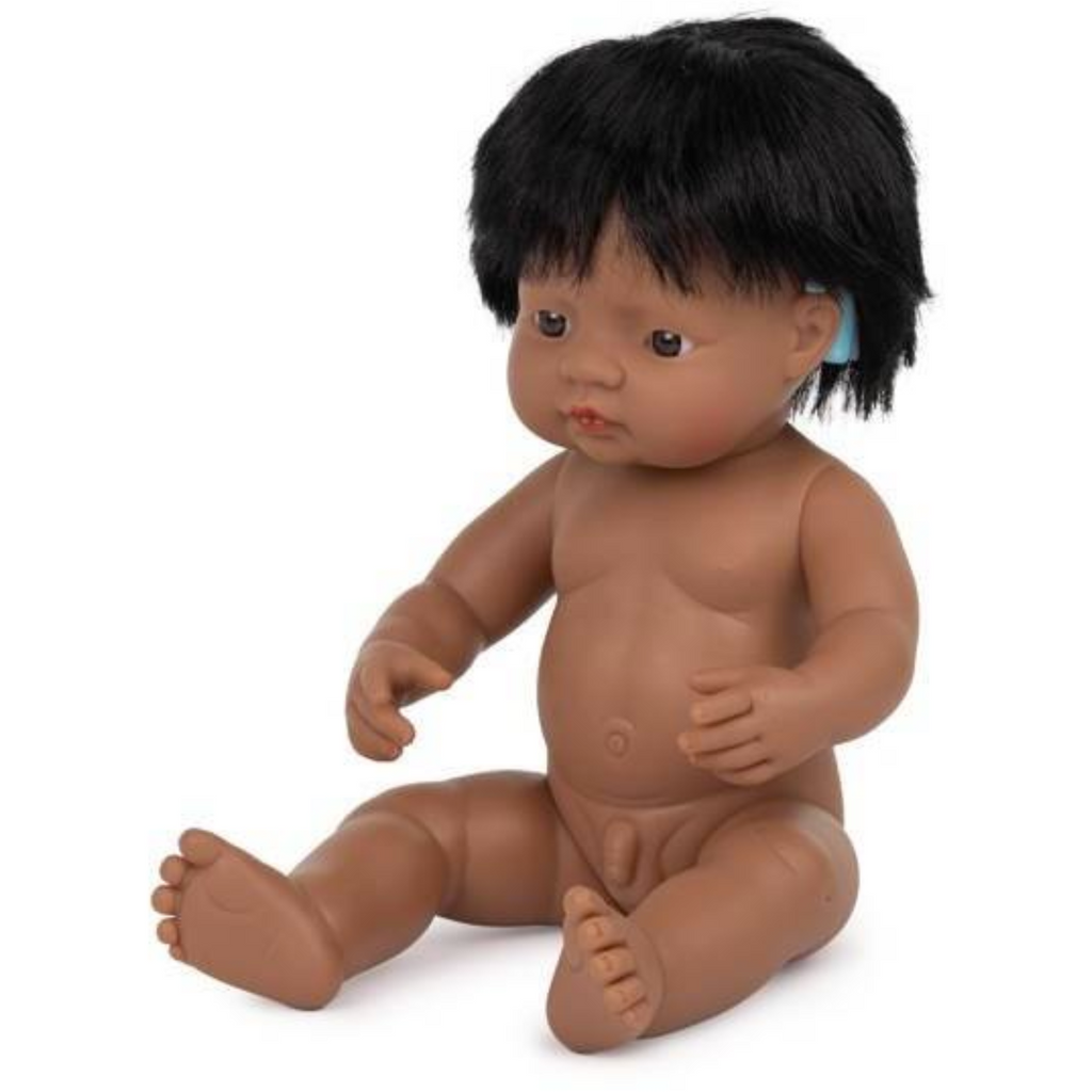 Sienna miniland Babypuppe Hispanic Junge mit Cochlea-Implantat 38 cm Hörgerät