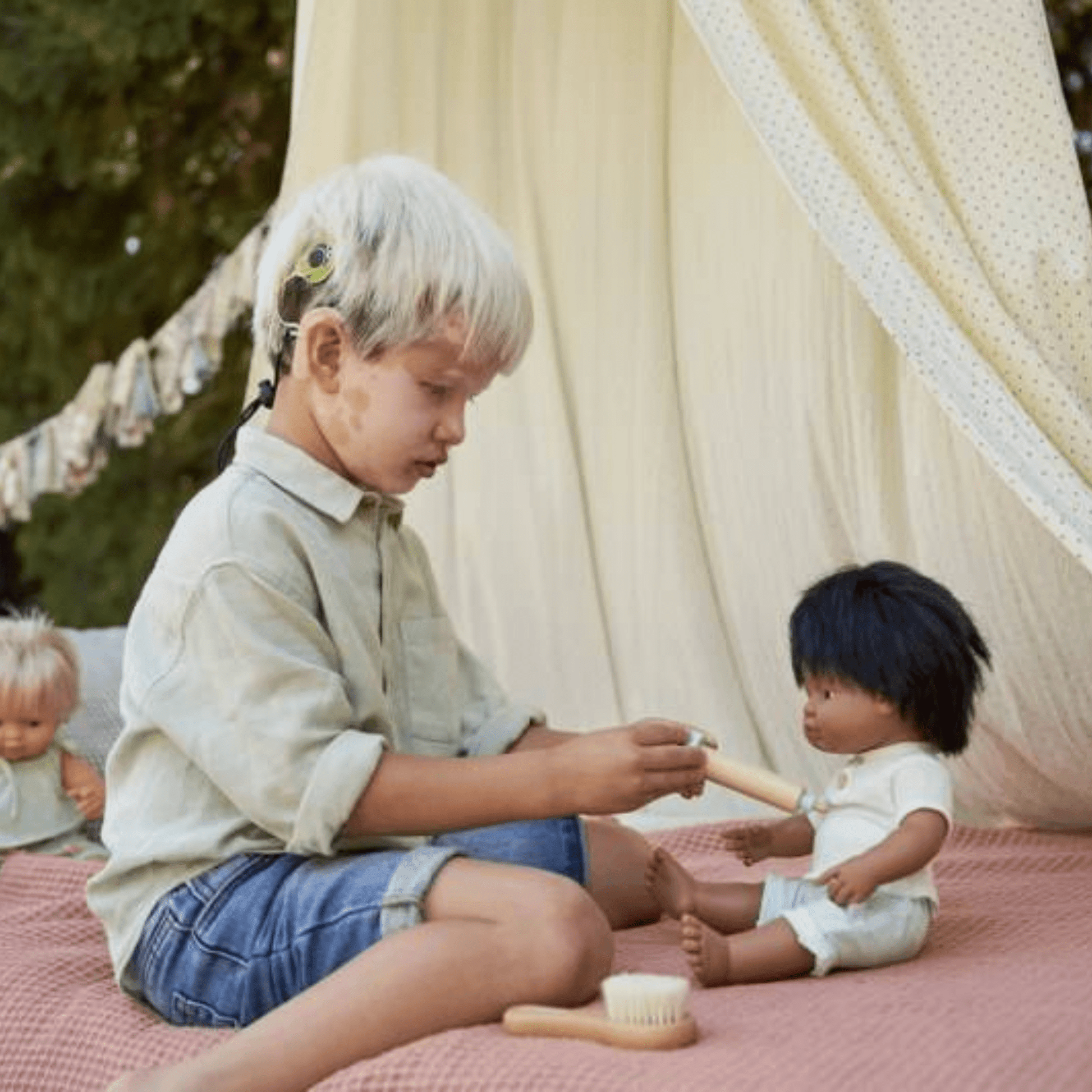 Gray miniland Babypuppe Hispanic Junge mit Cochlea-Implantat 38 cm Hörgerät