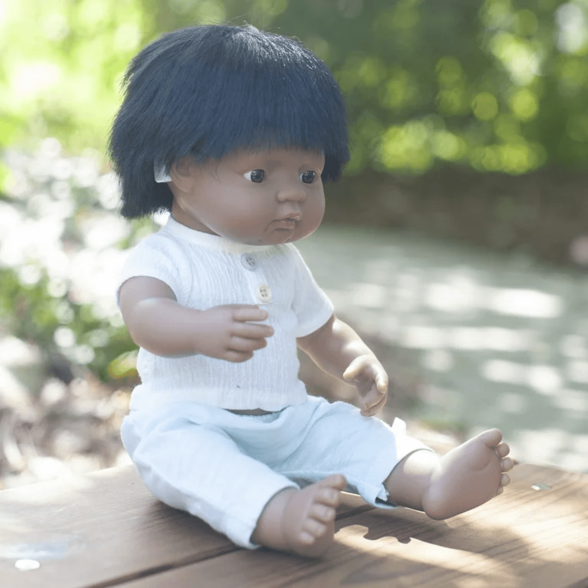 Gray miniland Babypuppe Hispanic Junge mit Cochlea-Implantat 38 cm Hörgerät