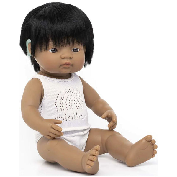 Rosy Brown miniland Babypuppe Hispanic Junge mit Cochlea-Implantat 38 cm Hörgerät
